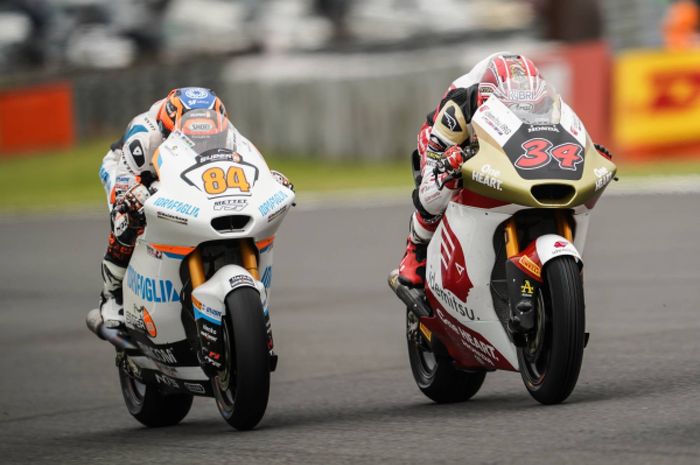 Manajer Honda Team Asia, Hiroshi Aoyama membahas penyebab Mario Aji tak bisa selesaikan MotoGP Jepang 2024.