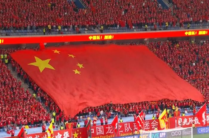 Para penggemar Timnas China yang hadir ke stadion saat melawan Arab Saudi di matchday kedua Grup C putaran tiga Kualifikasi Piala Dunia 2026.