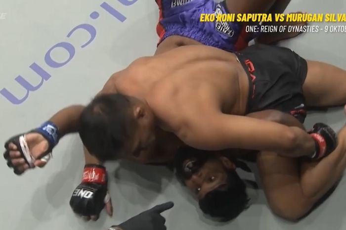 Jagoan MMA asal Indonesia, Eko Roni Saputra, mengalahkan Murugan Silvarajoo dengan kuncian aneh di ONE Championship, 9 Oktober 2020.