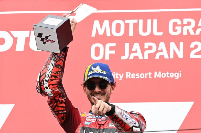 Pembalap Ducati, Francesco Bagnaia, mengangkat trofi juara balapan MotoGP Jepang 2024 di Sirkuit Motegi, Minggu (6/10/2024).