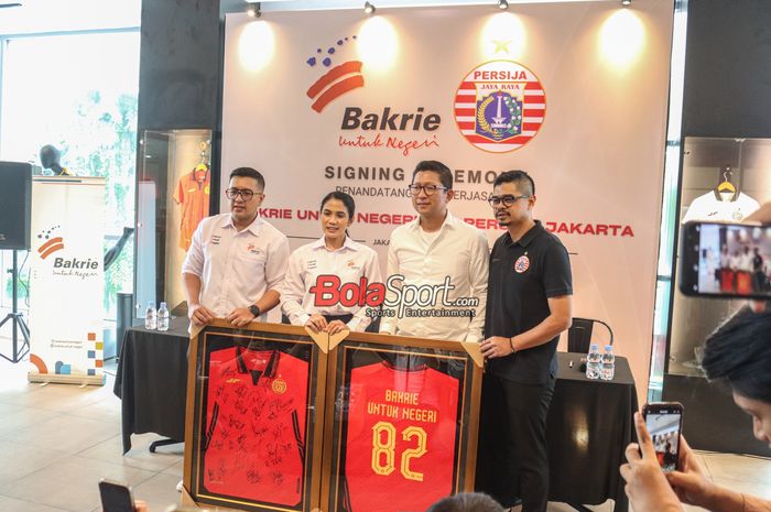 Direktur Persija Jakarta, Mohamad Prapanca dan manajer tim yakni Bambang Pamungkas dalam penandatanganan kerja sama dengsn Bakrie Untuk Negeri di Persija Official Store, Kuningan, Jakarta, Selasa (8/10/2024).