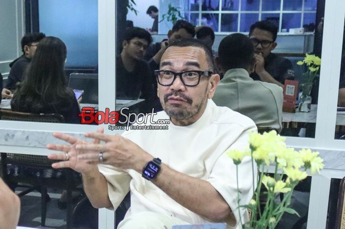 Anggota Komite Eksekutif PSSI, Arya Sinulingga, sedang memberikan keterangan kepada awak media di Kawasan Jakarta, Selasa (8/10/2024).