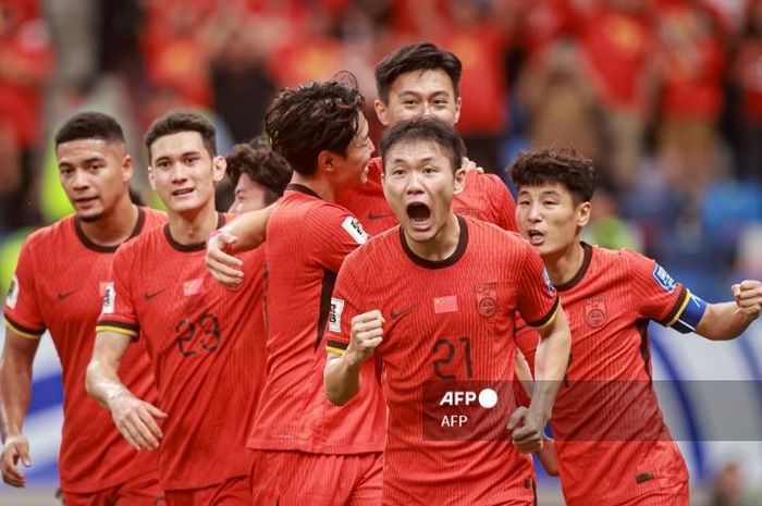 Selebrasi para pemain Timnas China saat mencetak gol keunggulan melawan Arab Saudi dalam laga Grup C putaran tiga Kualifikasi Piala Dunia 2026.