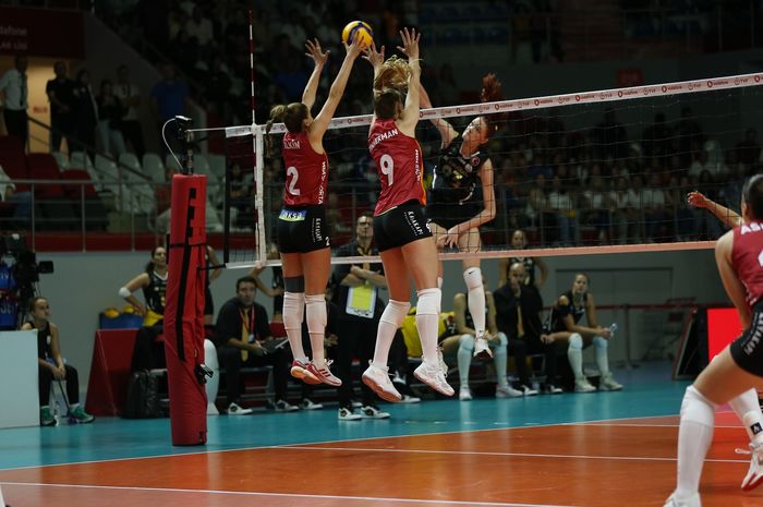 Outside hitter Vakifbank, Marina Markova, melepaskan spike saat menghadapi Galatasaray pada laga pertama Sultanlar Ligi atau Liga Voli Turki musim 2024-2025, Sabtu, 5 Oktober 2024