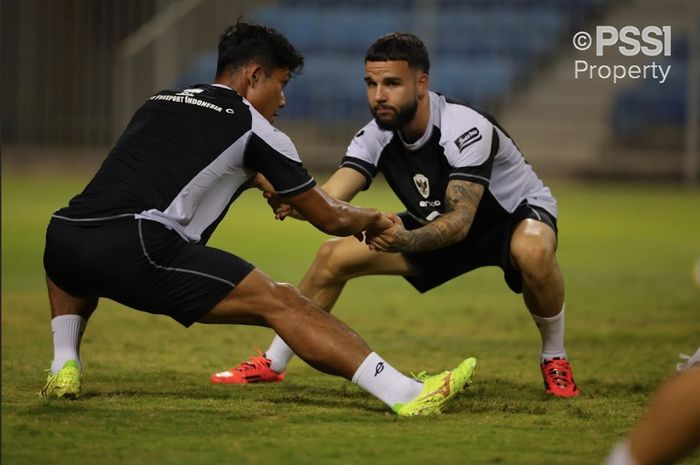 Dua pemain timnas Indonesia, Calvin Verdonk, bersama dengan Wahyu Prasetyo saat berlatih di Bahrain