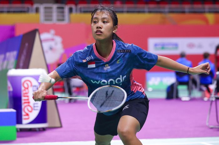 Pebulu tangkis tunggal putri Indonesia, Mutiara Ayu Puspitasari, pada babak 64 besar Kejuaraan Dunia Junior 2024 di Nanchang International Sports Center Gymnasium, Selasa (8/10/2024).