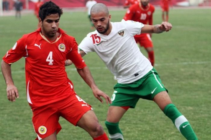 Pemain Bahrain, Sayed Dhiya Saeed (kiri), berduel dengan bek Timnas Indonesia, Diego Michiels, pada 29 Februari 2012 di Riffa.