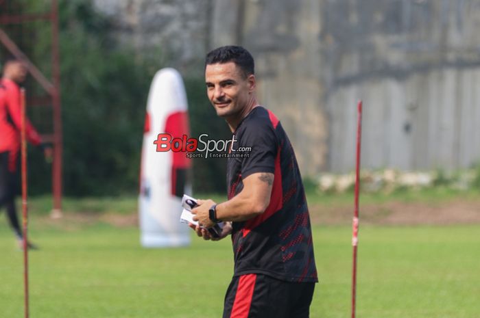 Pelatih Persija Jakarta, Carlos Pena, sedang memantau para pemainnya berlatih di Lapangan Nirwana Park, Sawangan, Jawa Barat, Rabu (9/10/2024) siang.