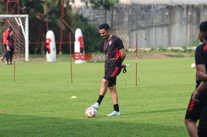 Pelatih Persija Jakarta, Carlos Pena, sedang memantau para pemainnya berlatih di Lapangan Nirwana Park, Sawangan, Jawa Barat, Rabu (9/10/2024) siang.