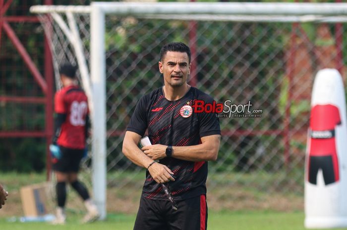 Pelatih Persija Jakarta, Carlos Pena, sedang memantau para pemainnya berlatih di Lapangan Nirwana Park, Sawangan, Jawa Barat, Rabu (9/10/2024) siang.