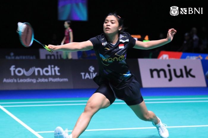 Tunggal putri Indonesia, Gregoria Mariska Tunjung, menyambut bola saat tampil pada babak pertama Arctic Open 2024 di Vantaan Energia Areena, Vantaa, Finlandia, 7 Oktober 2024.