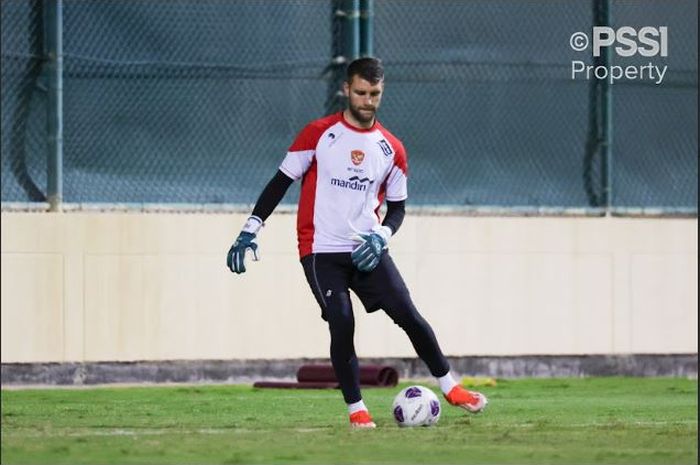 Maarten Paes jalani latihan bersama skuad timnas Indonesia pada Rabu (8/10/2024) di Stadion Kementerian Pemuda dan Olahraga Bahrain.