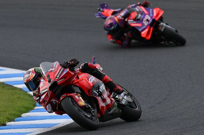 Pembalap Ducati Lenovo, Francesco Bagnaia diikuti Jorge Martin (Prima Pramac Racing) pada balapan MotoGP Jepang 2024