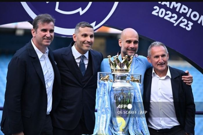 Txiki Begiristain (kanan) bersama Pep Guardiola merayakan gelar Liga Inggris 2022-2023 untuk Man City.