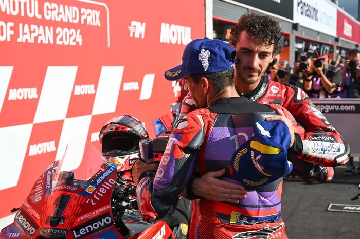 Francesco Bagnaia dan Jorge Martin di parc-ferme setelah balapan MotoGP Jepang 2024