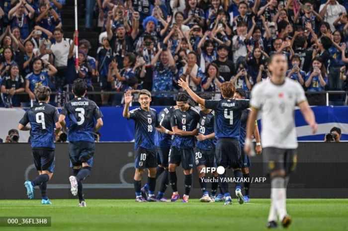 Para pemain Jepang merayakan gol saat mengalahkan China 7-0 di Grup C putaran ketiga Kualifikasi Piala Dunia 2026 Zona Asia, 5 September 2024 di Saitama.