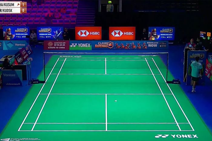 Situasi gim pertama Rehan Naufal Kusharjanto/Lisa Ayu Kusumawati pada babak 16 besar Arctic Open 2024 sempat diganggu kebisingan di Vantaan Energia Areena, Vantaa, Finlandia, Kamis (10/10/2024).
