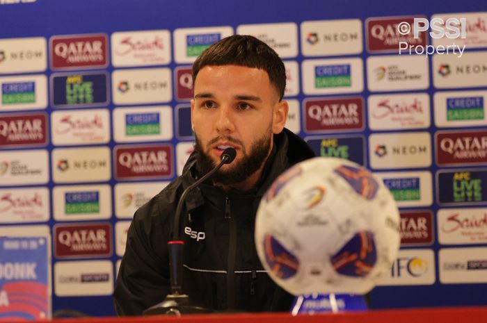 Pemain timnas Indonesia Calvin Verdonk saat konferensi pers menjelang lawan Bahrain di Kualifikasi Piala Dunia 2026.