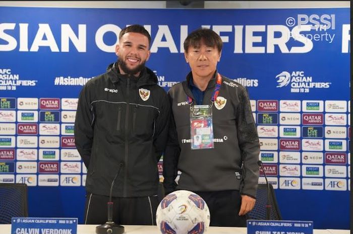 Shin Tae-yong dan Calvin Verdonk hadir di sesi konferensi pers jelang laga timnas Indonesia Vs Bahrain di Bahrain National Stadium, Riffa, pada Rabu (9/10/2024).