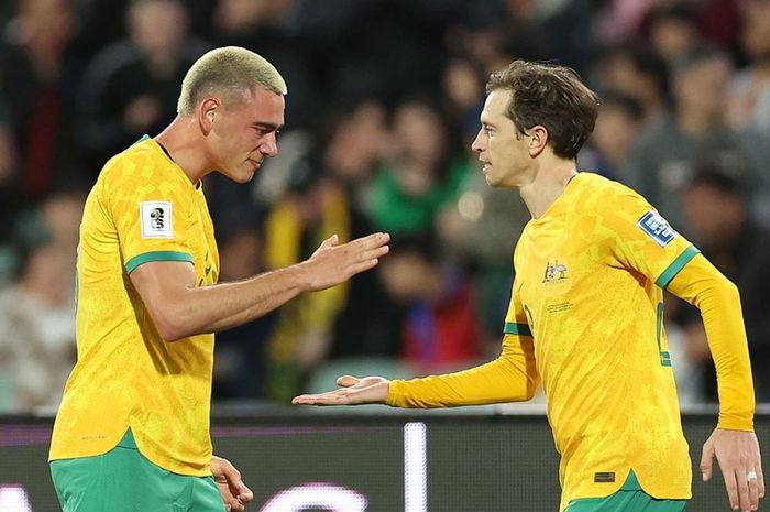 Selebrasi pencetak gol timnas Australia, Lewis Miller dan Craig Goodwin, ke gawang China pada matchday ketiga Grup C Kualifikasi Piala Dunia 2026.