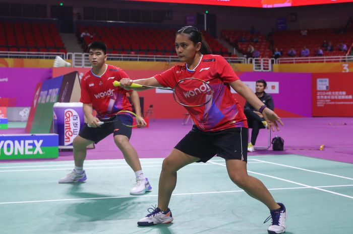 Pasangan ganda campuran junior Indonesia, Darren Aurelius/Bernadine Anindya Wardana pada babak 16 besar Kejuaraan Dunia Junior 2024 event individual, di Nanchang International Sports Center, Nanchang, China, Kamis (10/10/2024).