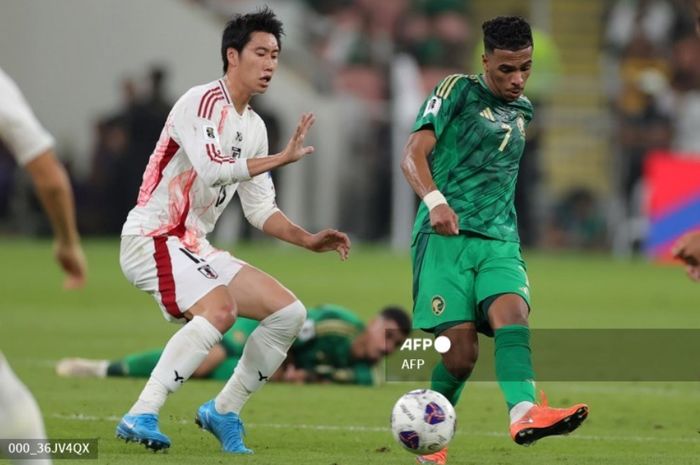  Gelandang Jepang, Daichi Kamada, berduel dengan pemain Arab Saudi, Musab Al-Juwayr, dalam laga Grup C putaran ketiga Kualifikasi Piala Dunia 2026 Zona Asia, Kamis (10/10/2024) di Jeddah.