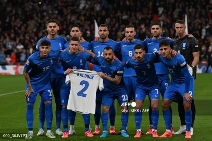 Para pemain Yunani membawa baju George Baldock dalam laga melawan Inggris di Grup B2 UEFA Nations League, Kamis (10/10/2024) di Wembley. 