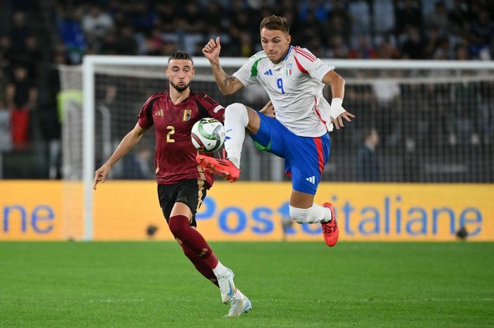 Mario Retegui (kanan) beraksi dalam duel timnas Italia vs Belgia pada ajang UEFA Nations League di Stadion Olimpico Roma (10/10/2024).