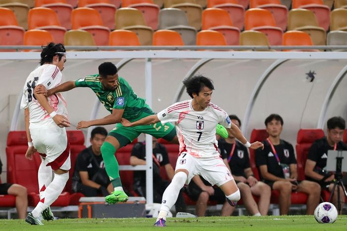 Kaoru Mitoma (kanan) berebut bola dengan Rayan Hamed dalam duel timnas Arab Saudi vs Jepang pada Kualifikasi Piala Dunia 2026 di Jeddah (10/10/2024) yang diwarnai gol rekan seklub Calvin Verdonk.