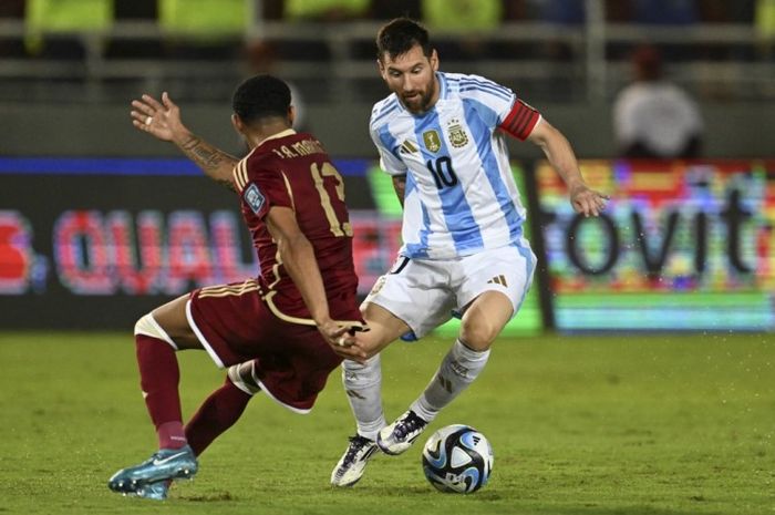 Lionel Messi dalam laga Venezuela versus Argentina pada lanjutan Kualifikasi Piala Dunia 2026.