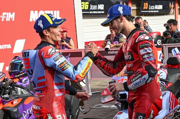 Marc Marquez dan Francesco Bagnaia bersalaman di parc ferme setelah balapan MotoGP Jepang di Sirkuit Motegi, Jepang, 6 Oktober 2024.