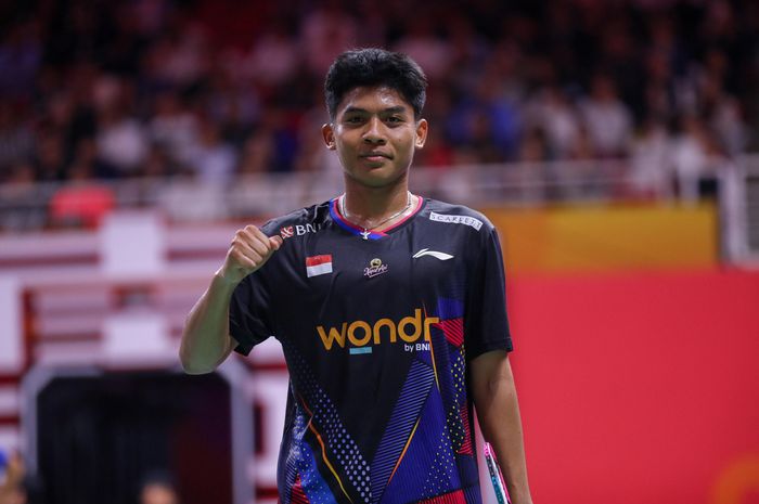 Pebulu tangkis tunggal putra Indonesia, Moh Zaki Ubaidillah, berpose setelah memastikan langkahnya ke semifinal Kejuaraan Dunia Junior 2024 di Nanchang International Sports Center Gymnasium hari Jumat (11/10/2024).