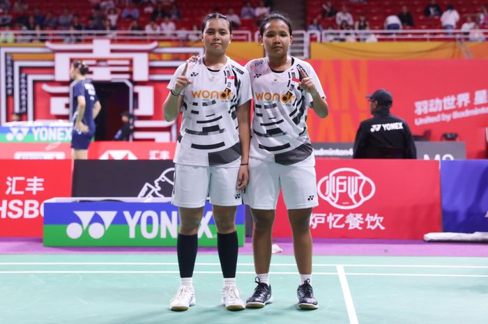 Pasangan ganda putri Indonesia, Isyana Syahira Meida/Rinjani Kwinara Nastine, berpose setelah memastikan langkah ke semifinal Kejuaraan Dunia Junior 2024 di Nanchang International Sports Center Gymnasium, Jumat (11/10/2024).