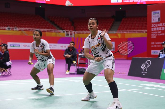 Pasangan ganda putri Indonesia, Isyana Syahira Meida/Rinjani Kwinara Nastine, pada babak perempat final Kejuaraan Dunia Junior 2024 di Nanchang International Sports Center Gymnasium, Jumat (11/10/2024).