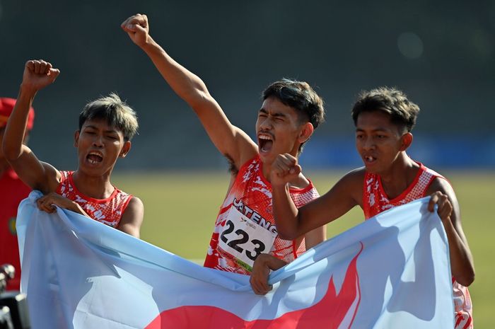 Unggul Priambodo, Muhammad Fazli, Guntur Hariyanto dari Jawa Tengah merayakan kemenangan pada final lari estafet kelas T36-38 di Stadion Sriwedari, Solo, Jawa Tengah, Oktober 2024.