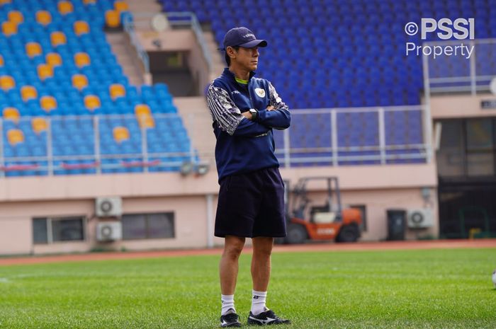 Shin Tae-yong saat memimpin sesi latihan timnas Indonesia.