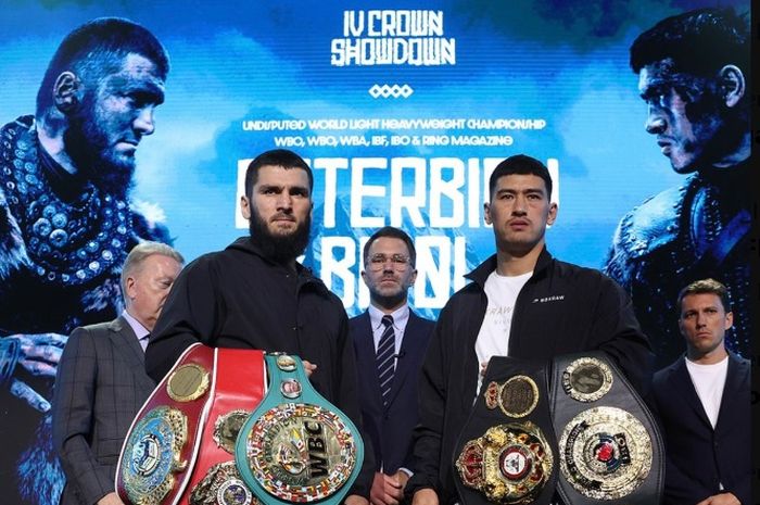 Artur Beterbiev (kiri) sukses mengalahkan Dmitry Bivol pada Minggu (13/10/2024) WIB untuk menjadi juara dunia sejati di tinju kelas berat ringan.