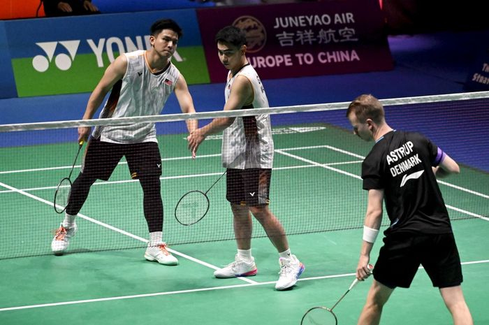 Ganda putra Malaysia, Nur Izzuddin dan Goh Sze Fei (jersei putih) saat menghadapi Kim Astrup (kanan bawah) dan Anders Rasmussen dari Denmark pada final Arctic Open 2024 di Vantaan Energia Areena, Vantaa, Finlandia, 13 Oktober 2024.