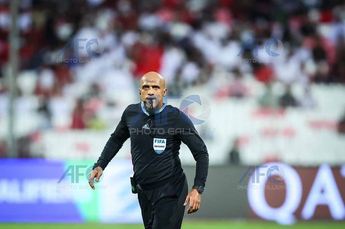 Wasit asal Oman, Ahmed Al Kaf yang memimpin laga Bahrain Vs Timnas Indonesia di Stadion Nasional Bahrain, Riffa, Bahrain pada Kamis (10/10/2024).