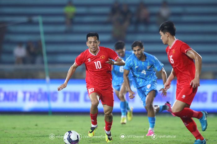 Aksi penyerang timnas Vietnam, Nguyen Van Quyet, saat melawan India pada FIFA Matchday Oktober 2024.
