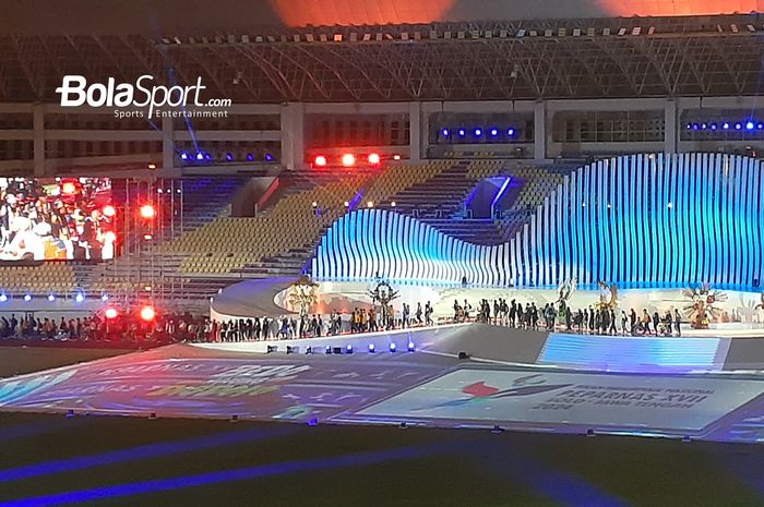 Patade defile atlet pada penutupan Peparnas 2024 di Stadion Manahan, Solo, Jawa Tengah, Minggu (13/10/2024).