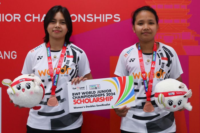 Ganda putri Indonesia, Isyana Syahira Meida/Rinjani Kwinara Nastine, berpose dengan medali perunggu setelah final Kejuaraan Dunia Junior 2024 di Nanchang International Sports Center, China, 13 Oktober 2024.