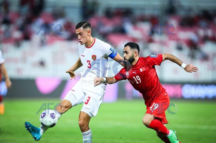 Jay Idzes saat laga Bahrain Vs Timnas Indonesia di Stadion Nasional Bahrain, Riffa, Bahrain pada Kamis (10/10/2024).