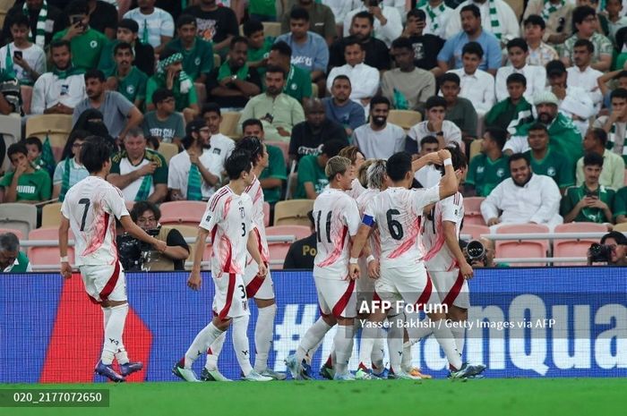 Para pemain Timnas Jepang melakukan selebrasi usai mencetak gol kedua ke gawang Timnas Arab Saudi di Kualifikasi Piala Dunia 2026 zona Asia.