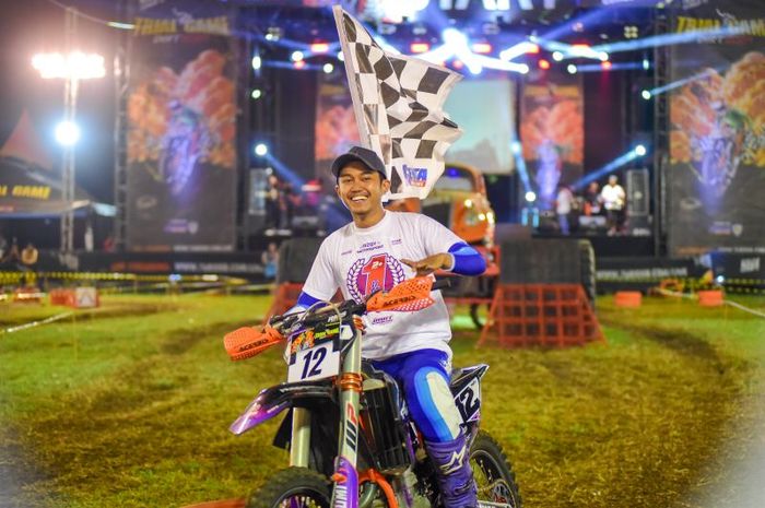 Pembalap motokros, Lantian Juan, juara Trial Game Dirt 2024 di Sirkuit Lapangan Rampal, Kota Malang, Sabtu (12/10/2024).