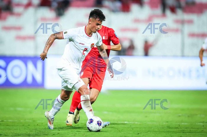 Mees Hilgers saat laga Bahrain Vs Timnas Indonesia di Stadion Nasional Bahrain, Riffa, Bahrain pada Kamis (10/10/2024).