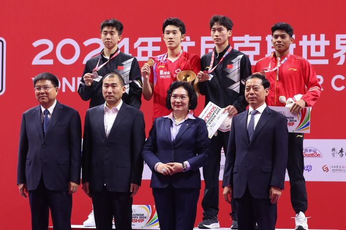 Tunggal putra China, Hu Zhe An (baris atas, kedua dari kanan), menunjukkan medali emas di atas podium setelah final Kejuaraan Dunia Junior 2024 di Nanchang International Sports Center, China, 13 Oktober 2024.