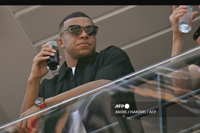 Kylian Mbappe tepergok keluyuran ke kelab malam saat timnas Prancis main, awak Les Bleus ramai-ramai membela bintang Real Madrid itu.