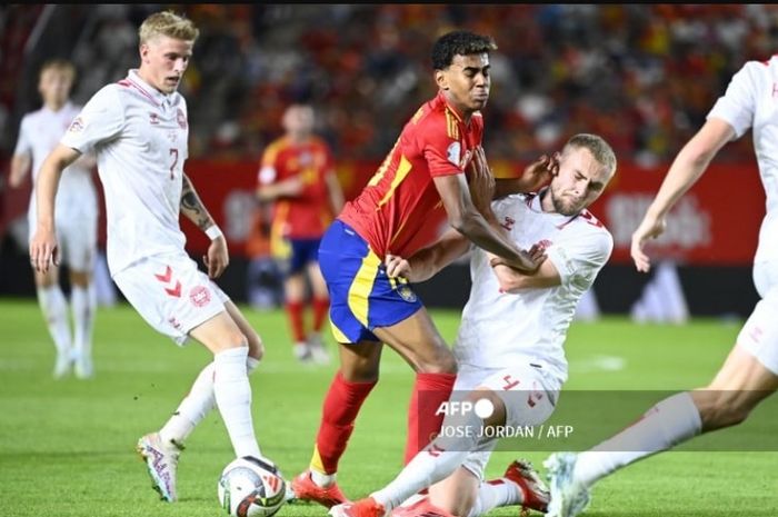 Lamine Yamal saat dilanggar Victor Nelsson dalam duel timnas Spanyol versus Denmark pada ajang UEFA Nations League di Murcia (12/10/2024).