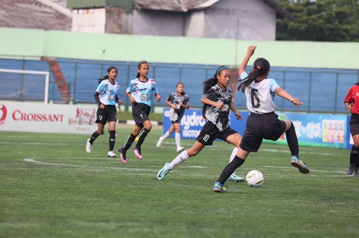 Partai final KU12 MilkLife Soccer Challenge - Bandung Series 2 2024 yang mempertemukan SDN 073 Pajagalan dan SDN 129 Rancasawo Margasari yang berlangsung di Stadion Siliwangi, Minggu 13 Oktober 2024.